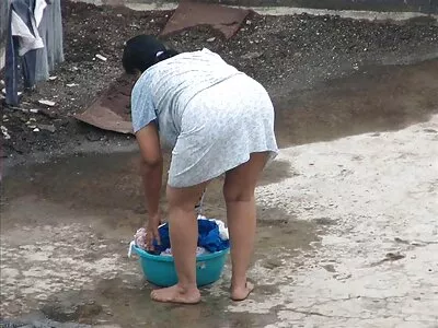 ಕೊಂಬಿನ ಹೆಂಡತಿ ತನ್ನ ಅಂಗರಕ್ಷಕನನ್ನು ಬಾತ್ರೂಮ್‌ನಲ್ಲಿ ಇಟ್ಟಳು